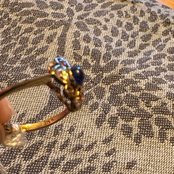 Elegant Silver and Blue Gemstone Ring - Picture 2 of 3